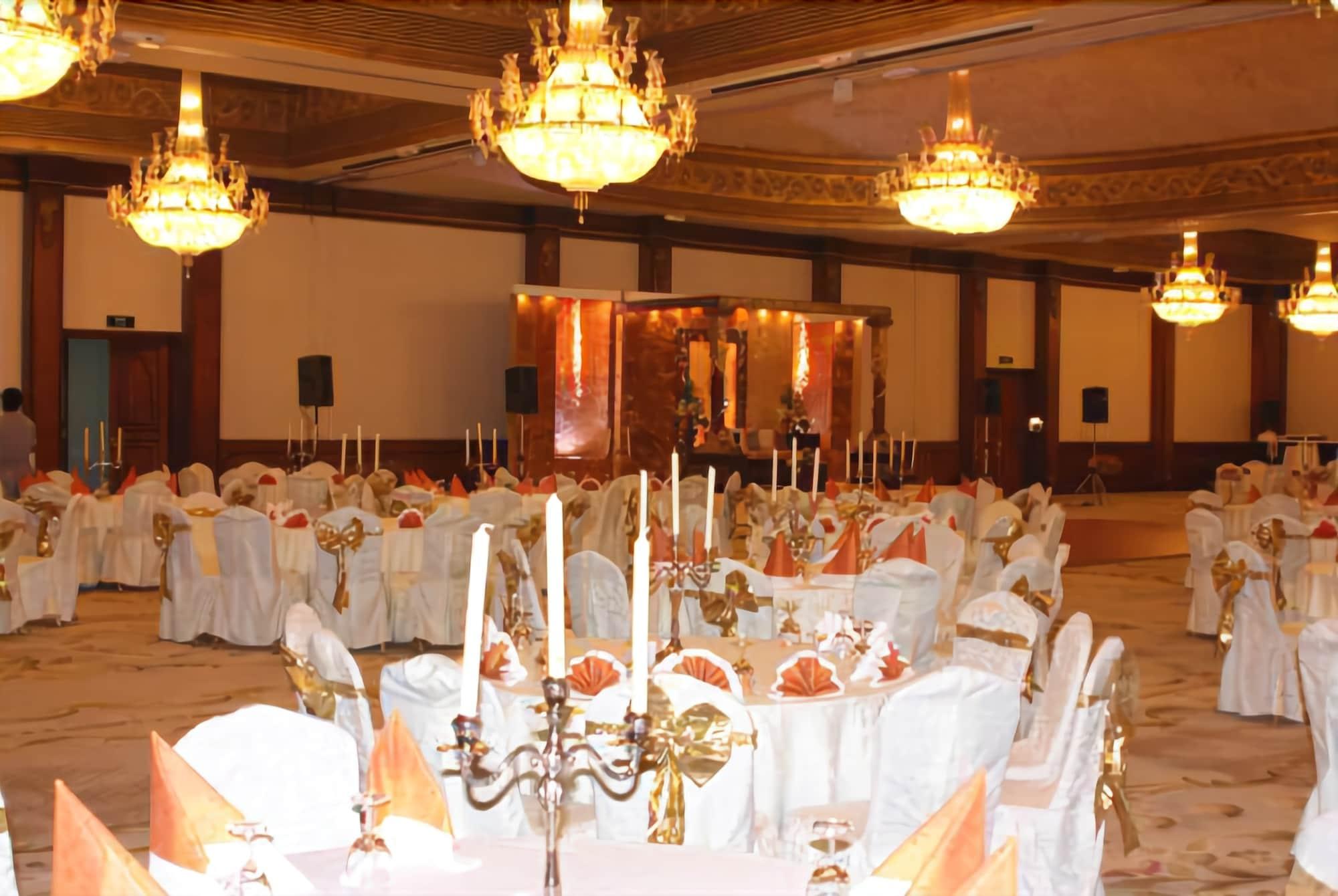 The Convention Center & Royal Suites Hotel Кувейт Экстерьер фото